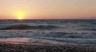 她以“潮汐”为灵感创造了一个家，将看似无形的爱说到尽兴