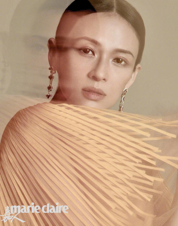 章子怡近照孕肚比钻戒抢镜,章子怡挺大肚孕晚期照