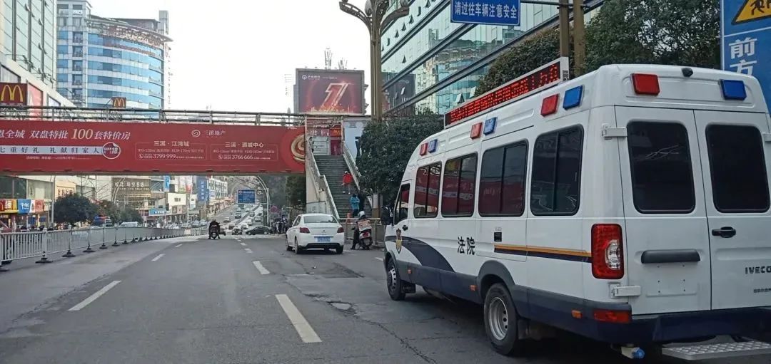 这位少年审判法官在防疫执勤中犯了“职业病”丨法院战“疫”速览