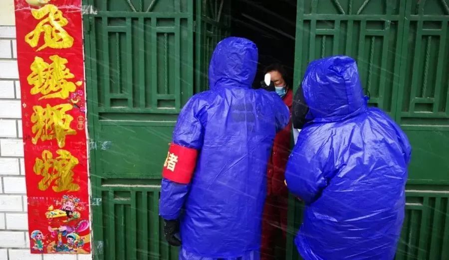 这位少年审判法官在防疫执勤中犯了“职业病”丨法院战“疫”速览