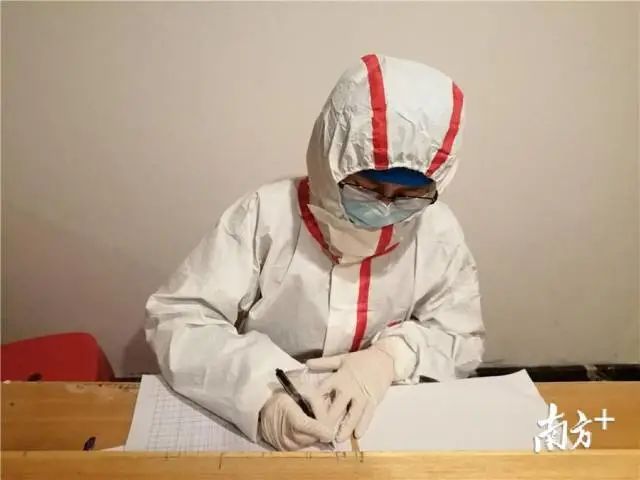 党员先锋队坚守在一线,老党员先锋队