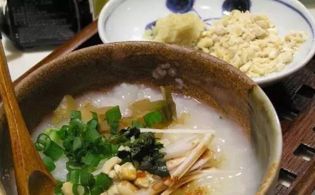 穿着衣服被开水烫伤急救,开水烫伤的急救措施