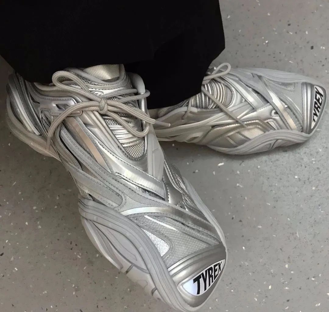 发现时髦的女人都在穿这3双鞋,穿了两只不同鞋子发朋友圈