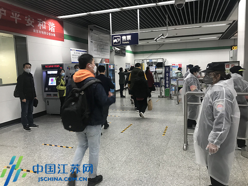 南京地铁限流车站现场：乘客排队进站有序站内疏导有力