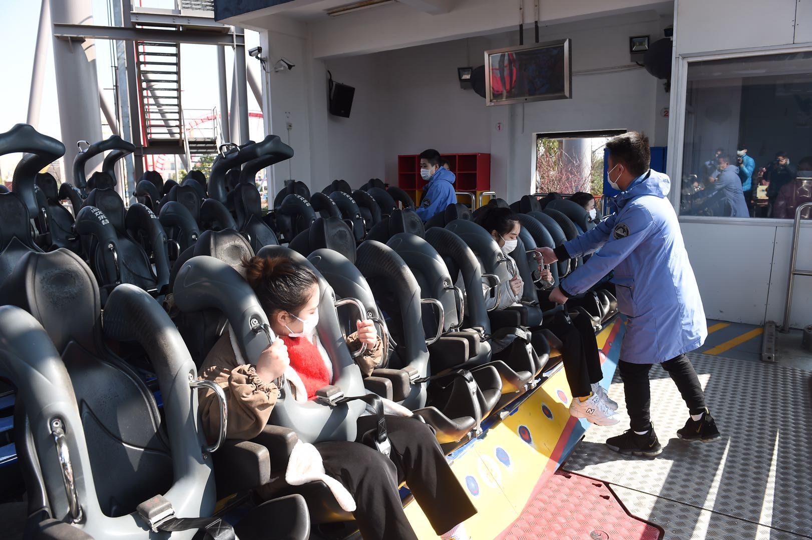 上海欢乐谷恢复开园,欢乐谷云霄飞车第一排有视频吗