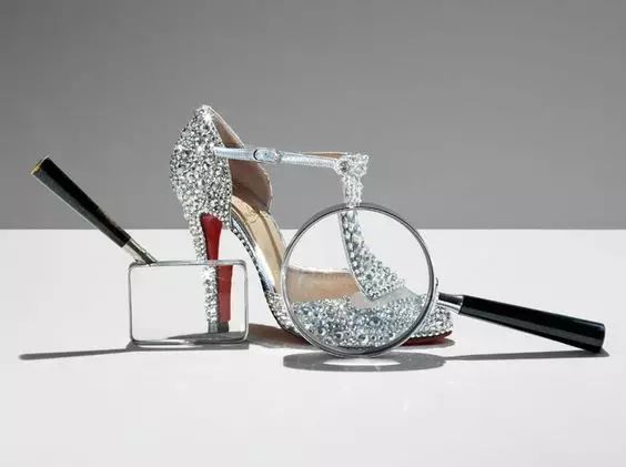 “如果没有一双CL红底鞋，就不要说自己时髦”