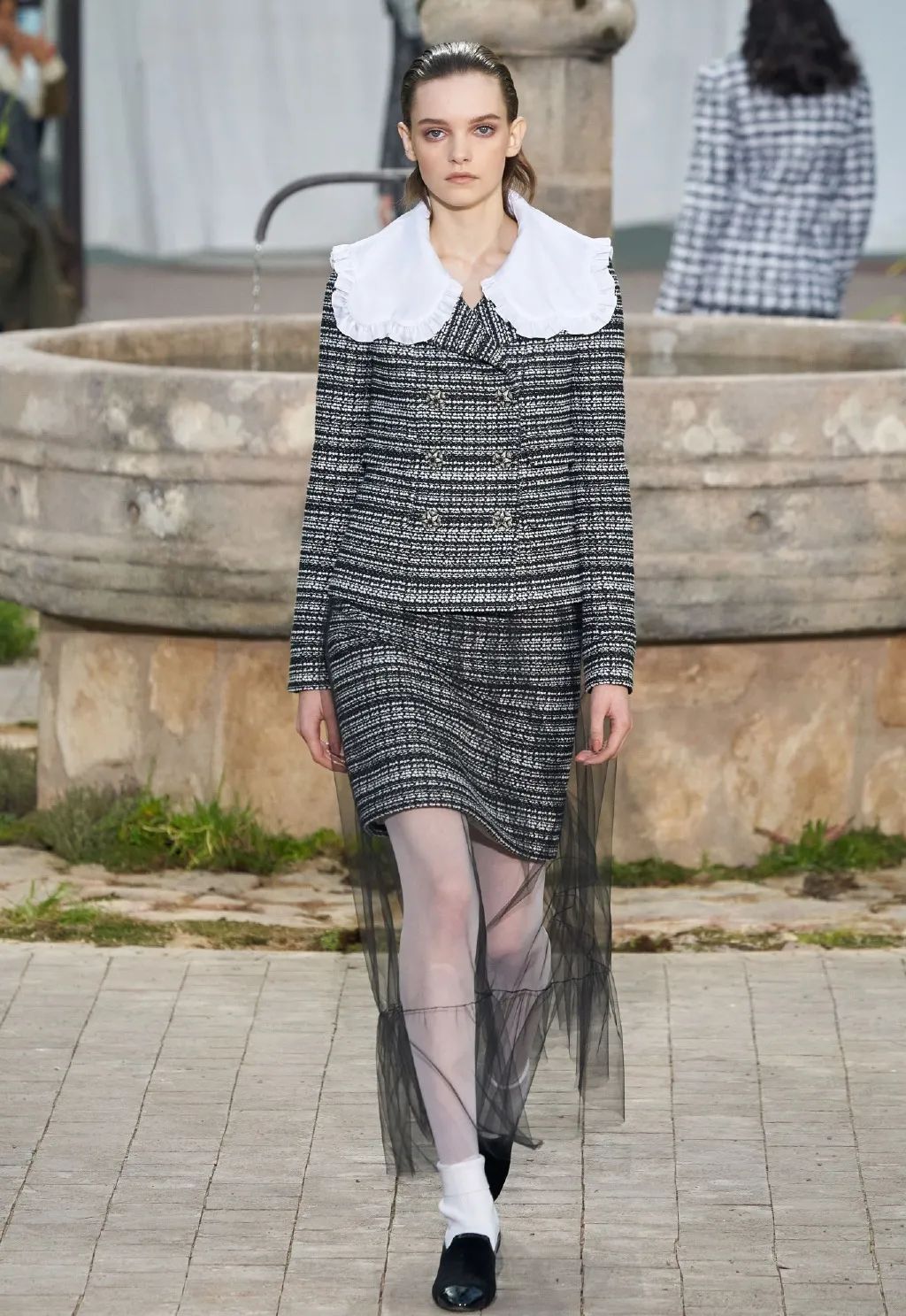 今年的自信就指着领子了