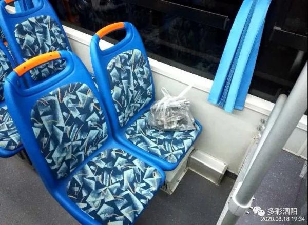 9800元现金归还失主,2900元现金