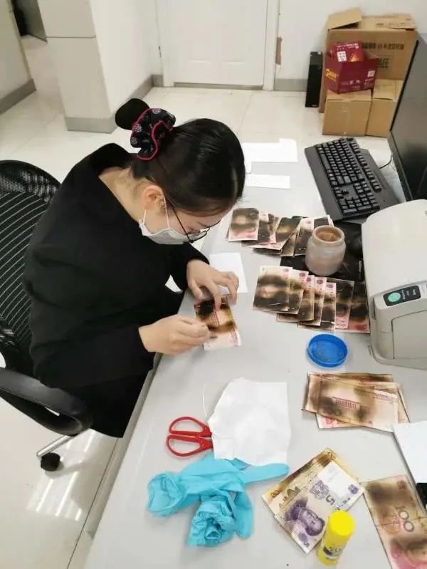 39万糊了！没想到他居然用微波炉消毒纸币…