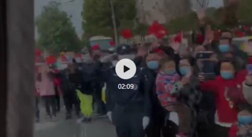 送君送到十里外，君的恩情永不忘！江西369名援随医疗队员回家了