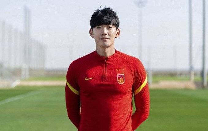 最新国足定妆照出炉，蒿俊闵领衔的鲁能三将帅气上镜