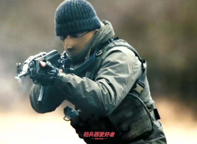 德国战术电影看过吗？《孤胆保镖》硬汉大叔和少女的枪械盛宴「电影*器武**解析」