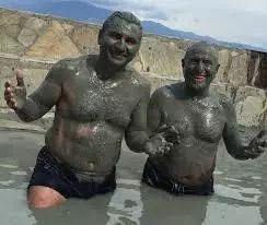 沾走“秽气”！各国花样泥浴泡出心中喜