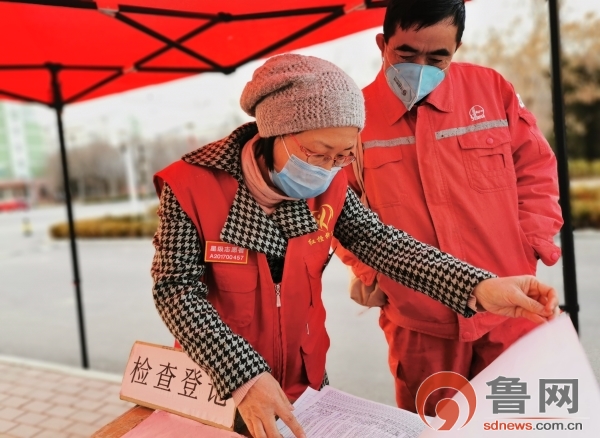 “最美东营人”——志愿门卫兵刘新梅：一束红梅陌上开