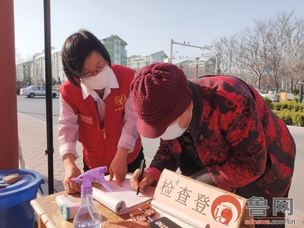 “最美东营人”——志愿门卫兵刘新梅：一束红梅陌上开