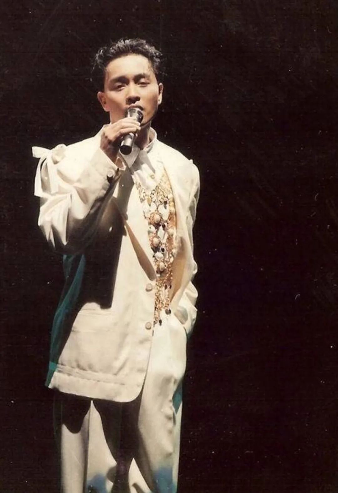 绝代风华的“哥哥”，他的衣品更应被记住