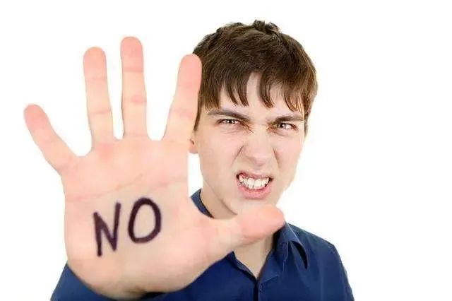 嘴唇干裂起皮等皮掉了涂唇膏,嘴唇干脱皮用什么唇部护理比较好?