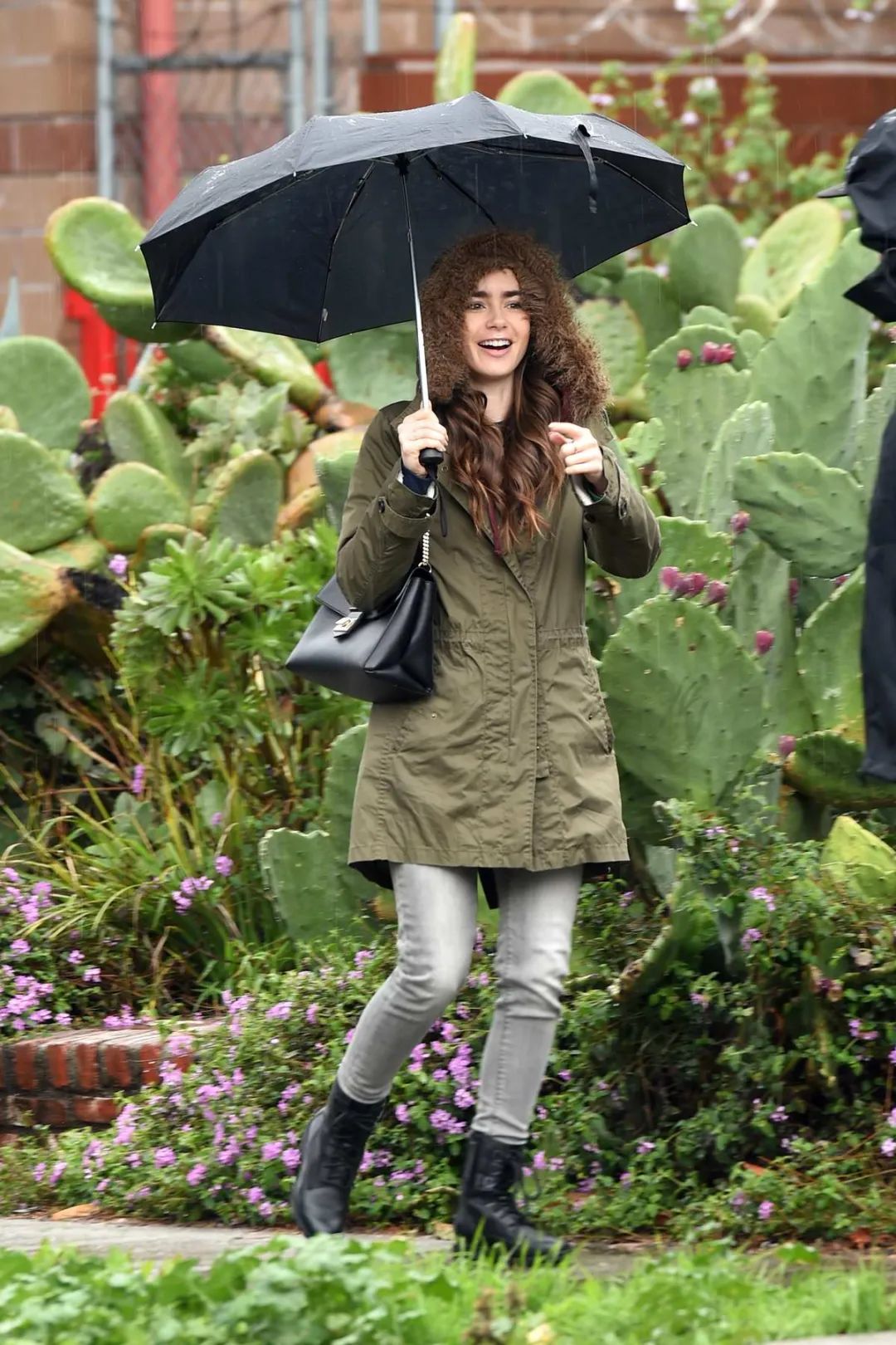 种草鹅的穿搭图片,lilycollins粉色大衣