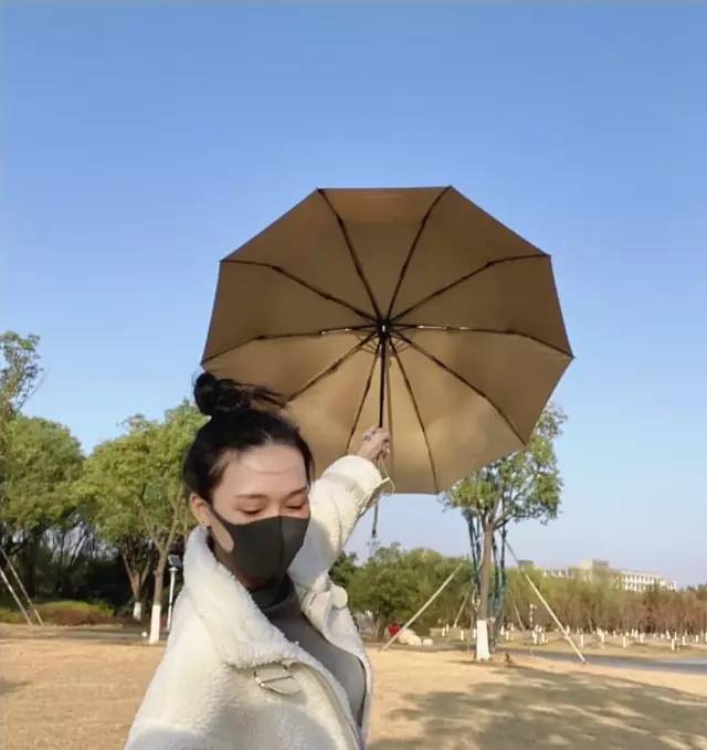 厉害了！这把伞一键自动开收伞，能抗8级大风