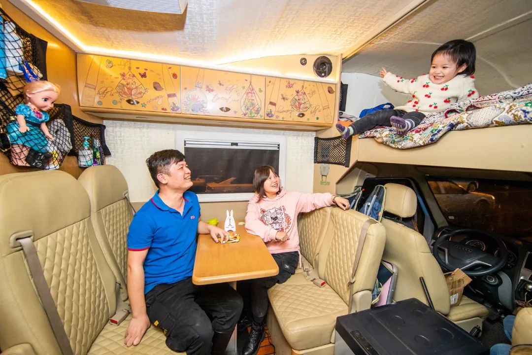 一家三口在车里住了3年,黄石一家三口