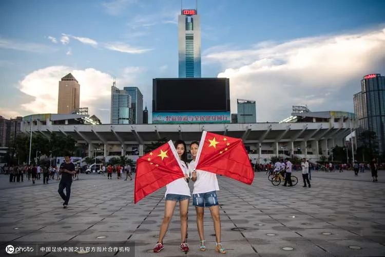 ICTalk｜拍摄一场国足比赛，我要按4000次快门