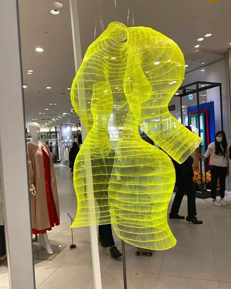 搞艺术前快回家把奶奶打扮一下，让她成为你的灵感缪斯吧