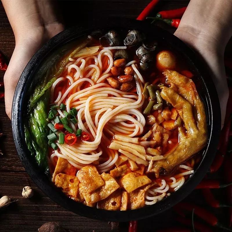 嗦一碗令人神魂颠倒的螺蛳粉,一碗好吃酸爽的螺蛳粉深夜必备