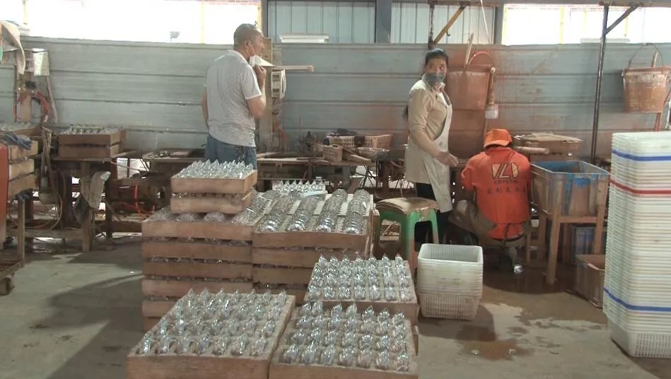 威信顺河村水晶制品厂：提供四百多个岗位助力群众致富增收