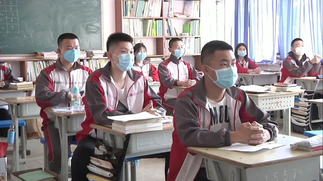 现场直击开学第一天！春风十里，不如学校有你~