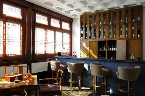 不热不堵人不多,城中开房度假难道不够爽吗?丨寻味