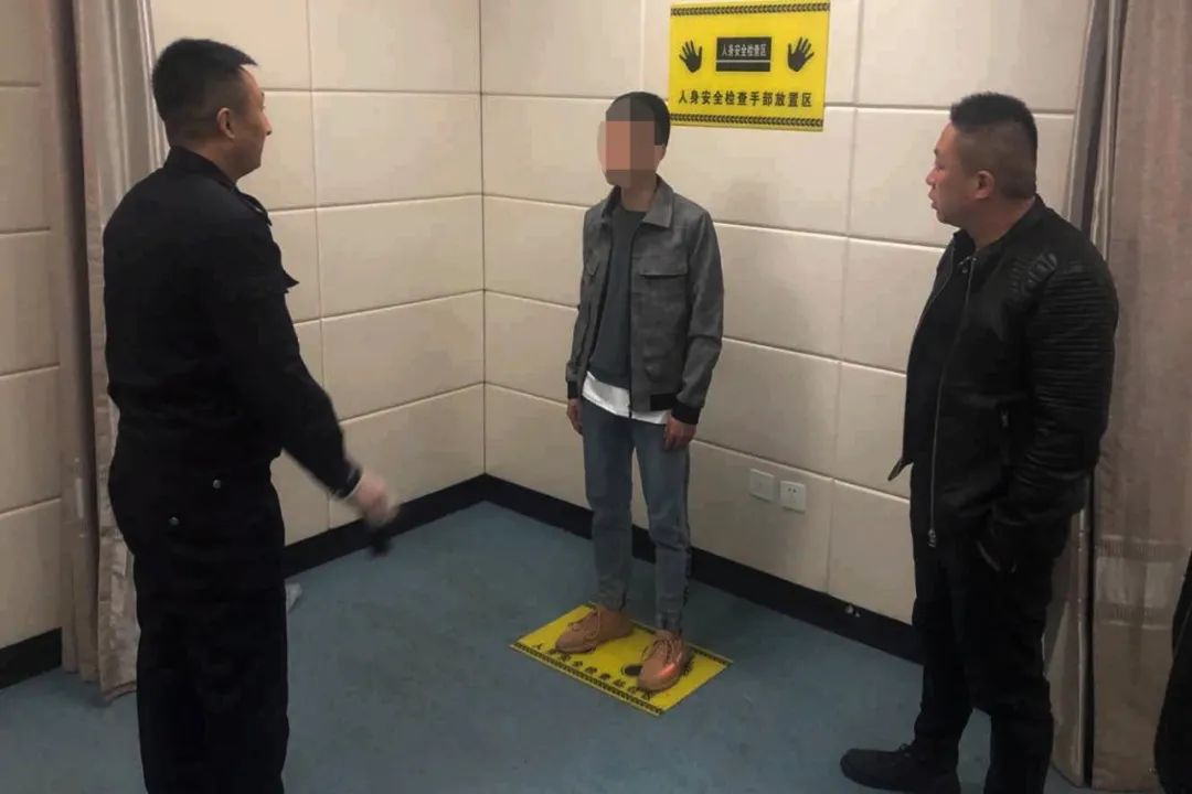 以案释法三名小伙假冒女子,警方破获男子对女网友诈骗抢劫案