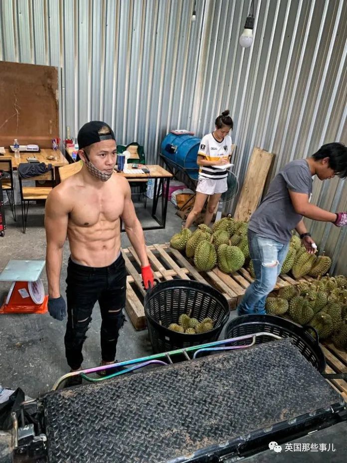 泰国健身教练赤膊卖榴莲走红,泰国健身教练榴莲