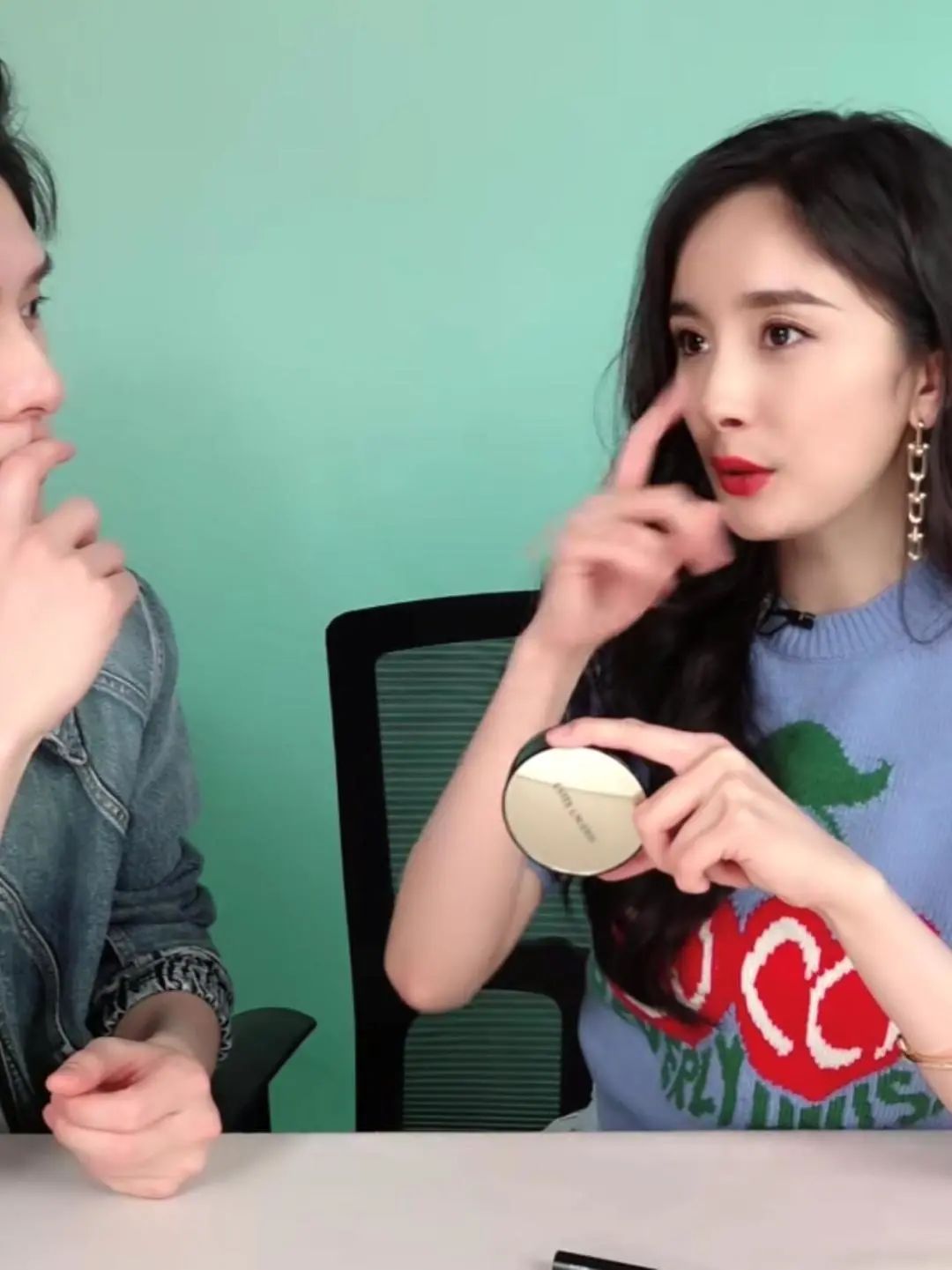 杨幂首次直播喜提五个热搜,杨幂新闻最新消息视频直播