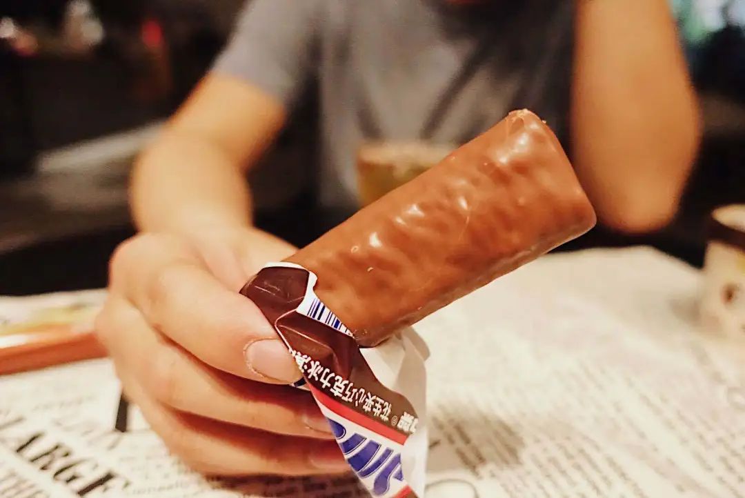 去便利店买吃的回来吃,去便利店买个东西