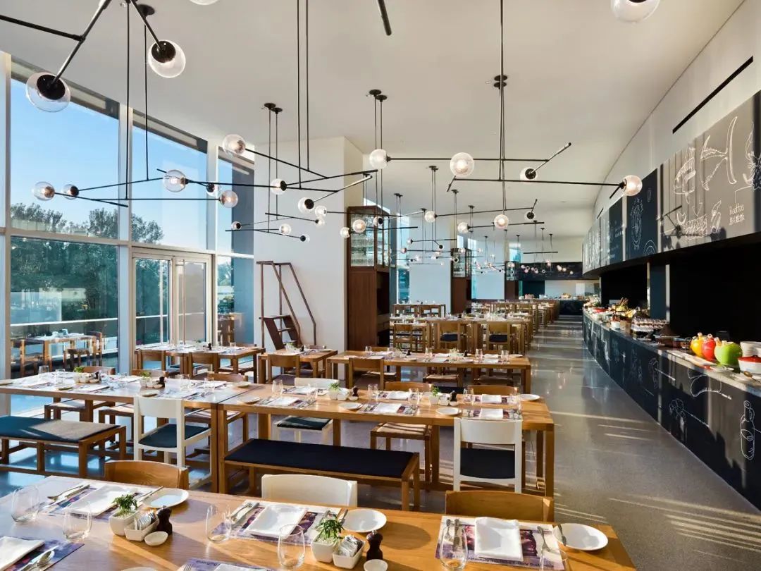 不热不堵人不多，城中开房度假难道不够爽吗？丨寻味