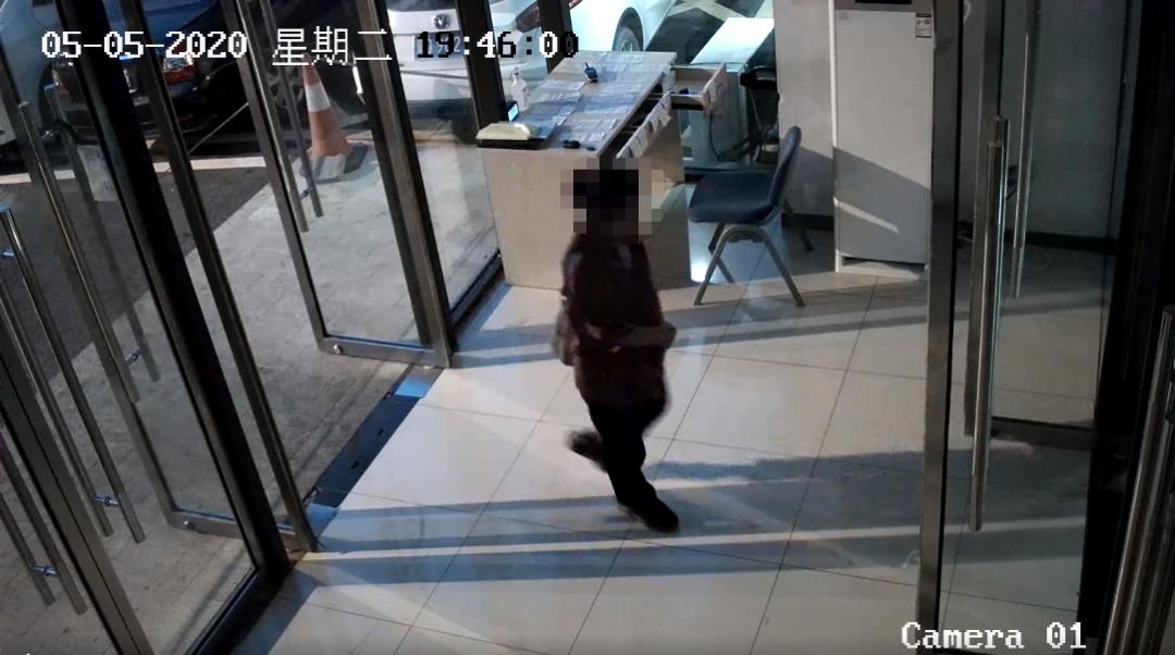 偶遇消防员坐车,消防救助迷路老人