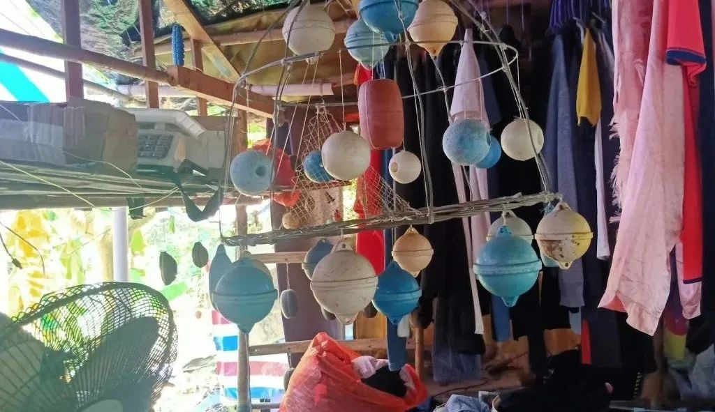 在海边捡回废旧边角料，他竟在涠洲岛搭出一间“疍家棚”！