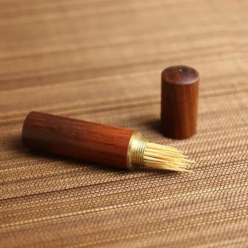 被这个常见物品刺了一下，女子住院1个月连动四次手术…