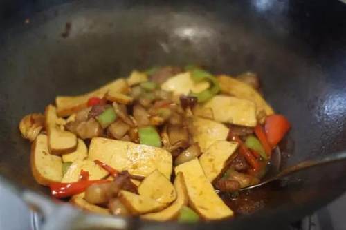 肉丁豆干炒酱家常做法,豆瓣豆干炒肉的做法
