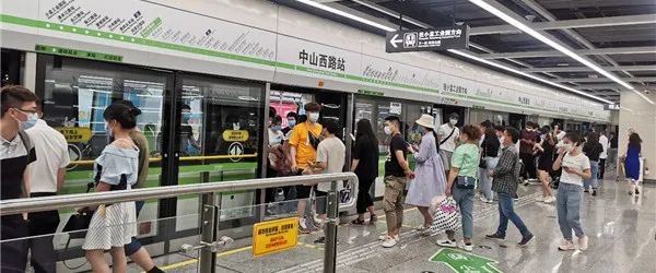 被这个常见物品刺了一下，女子住院1个月动了四次手术…