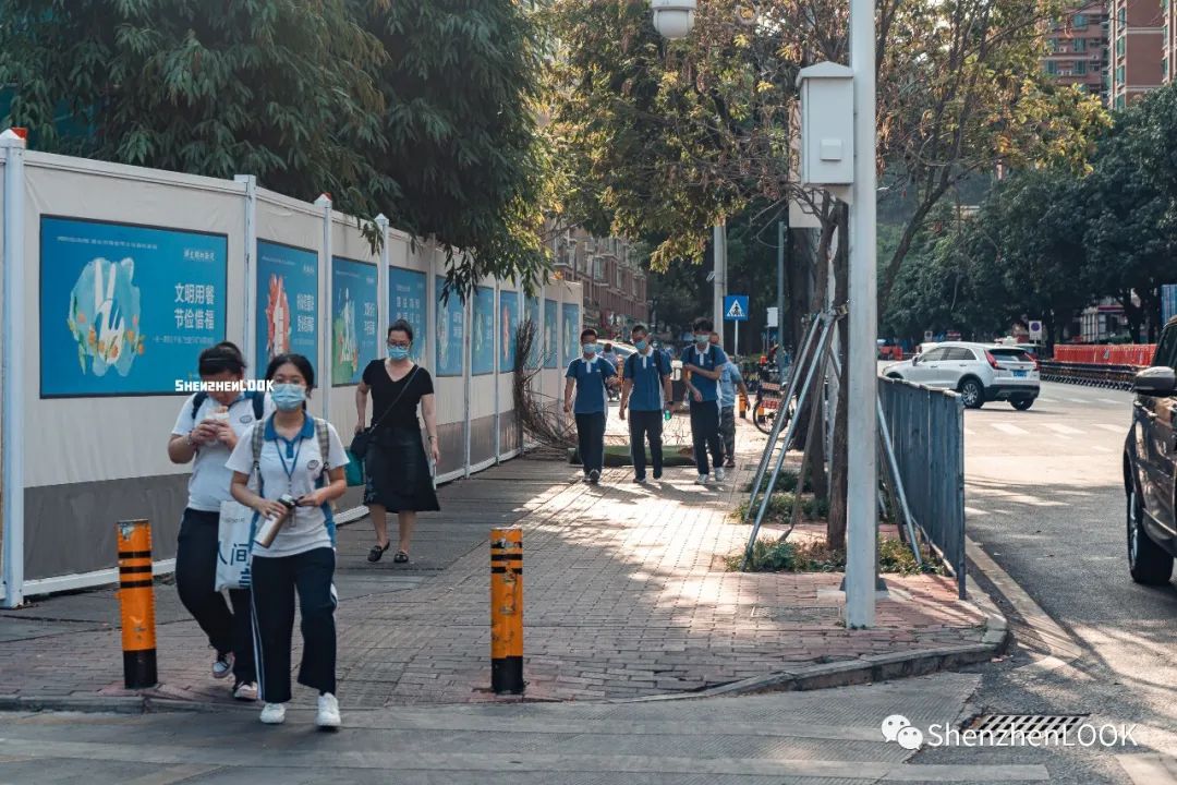 严浩翔说look这是tnt什么舞台,look这是什么牌子的包包