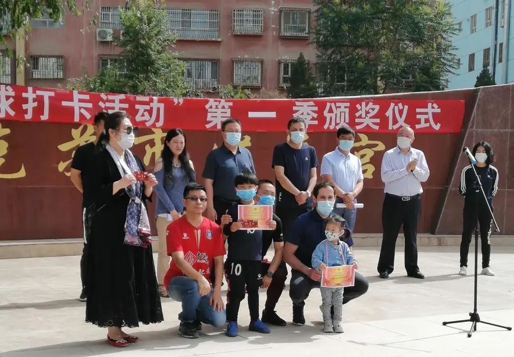 鐤儏闃村奖绗肩僵涓嬬殑瓒崇悆,鐤儏瓒崇悆