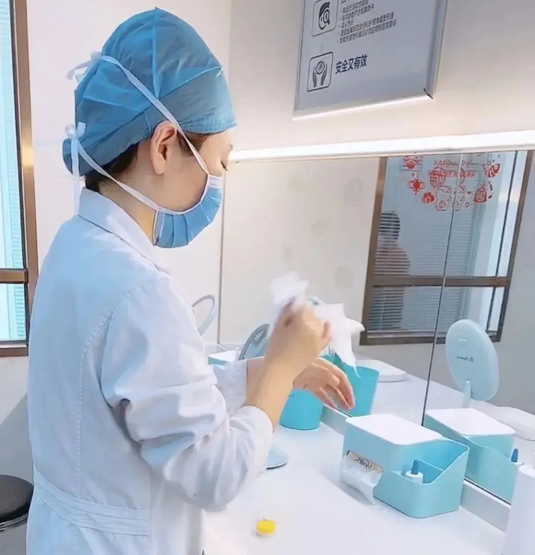 眼科医生能帮忙摘隐形眼镜吗,隐形眼镜可以徒手摘吗