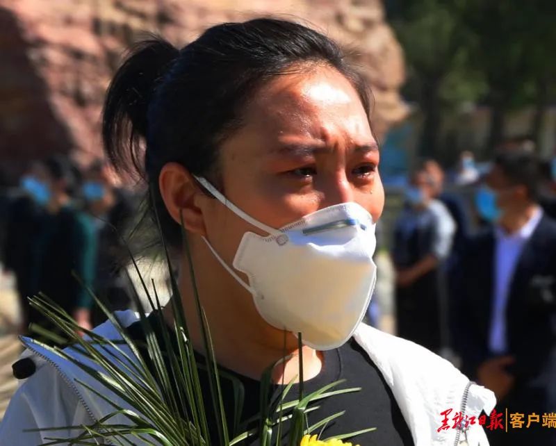 鹤城百姓送别抗疫英雄于铁夫医生