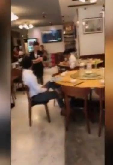 怀疑对方跳单上海15名房产中介西装革履围堵饭店朝店员吐口水最终全被判刑