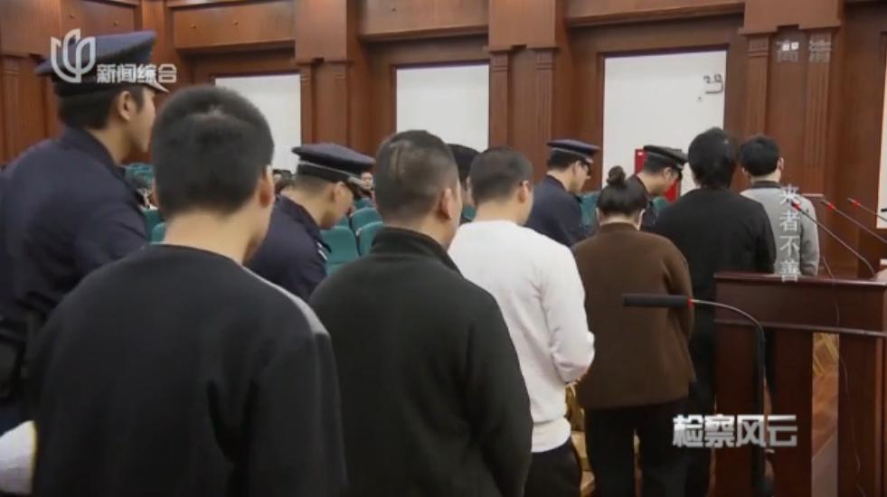 怀疑对方跳单上海15名房产中介西装革履围堵饭店朝店员吐口水最终全被判刑