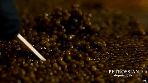 国外贵族用手背吃鱼子酱,鱼子酱放手背吃