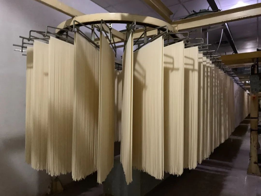 做了20年挂面出口数十个国家，萧山一家面条厂直呼“今年太难了！”他们生产的面条品质很好今起成本价在“每满生活”销售