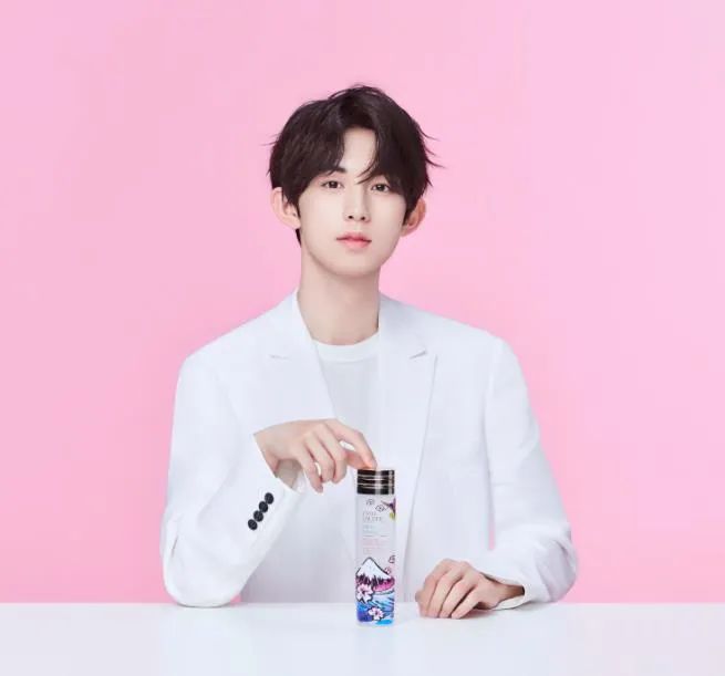 用完这一瓶，你就是夏日里的“樱花肌”女孩