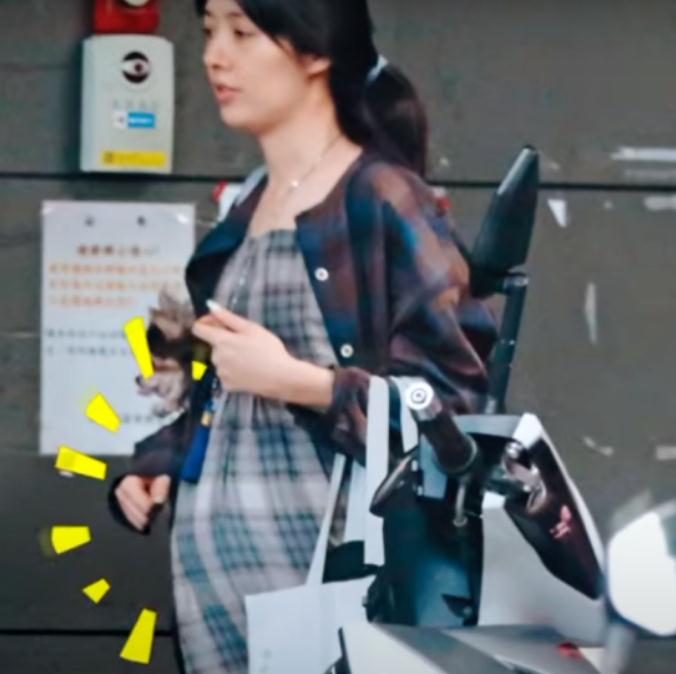 郭碧婷几岁挺孕肚逛街,郭碧婷小腹微凸疑怀孕